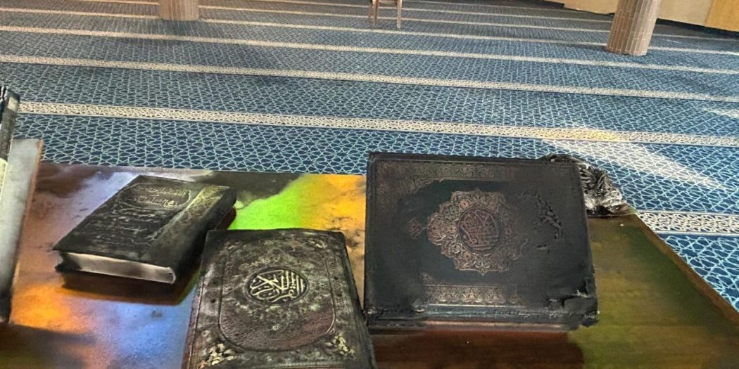 İşgalci yerleşimciler cami yaktı: Kur’anlar kül oldu, duvarlarda nefret yazıları!