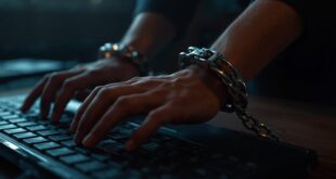 Klavyede bişeyler yazmaya çalışan ama elleri kelepçelenen kollar