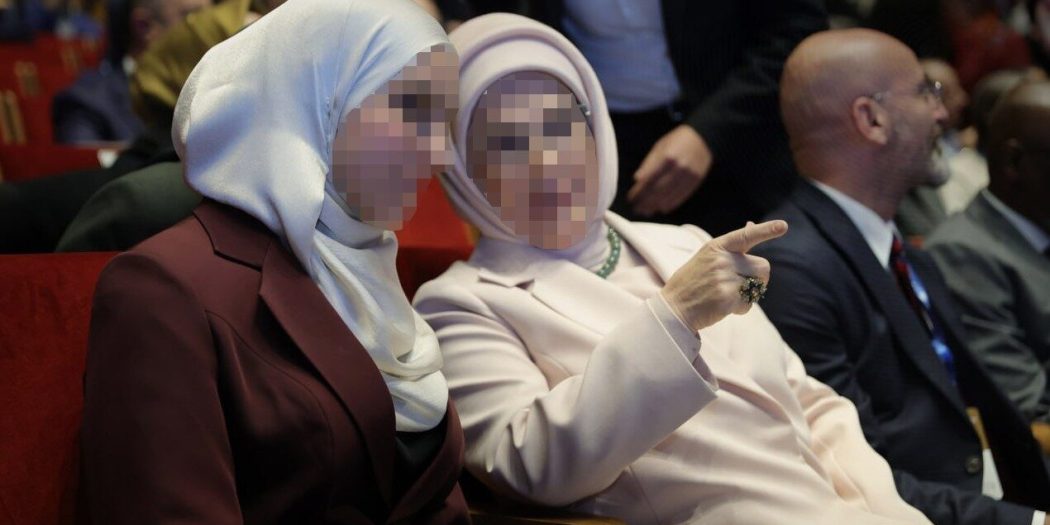 Şara’nın eşi, tek başına İstanbul Eğitim Zirvesi’ne katıldı