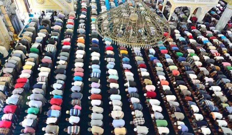 Cuma namazına skandal baskın: “Evde namaz kılmak” suç sayıldı!
