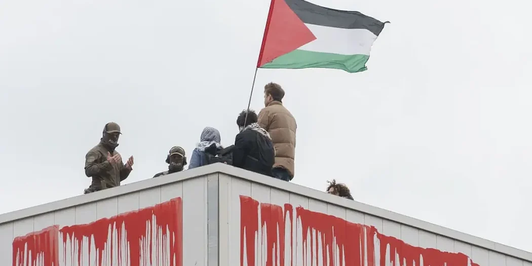 Berlin’de “yasak duvarı” yıkıldı; İsrail’in tedarikçisi Rheinmetall merkezinde şok protesto!