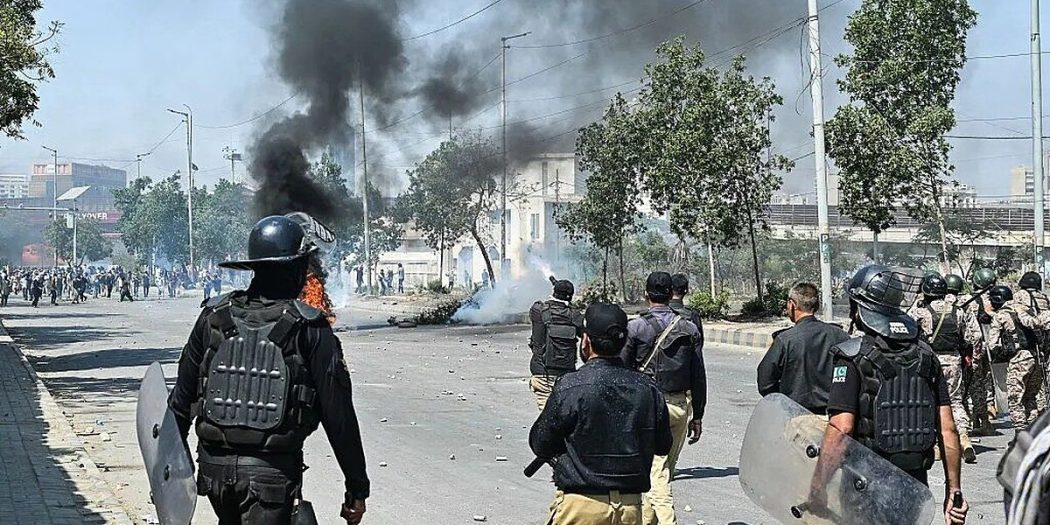 Hamaney’in ölümü Pakistan’ı ayağa kaldırdı: ABD konsolosluğuna saldırı