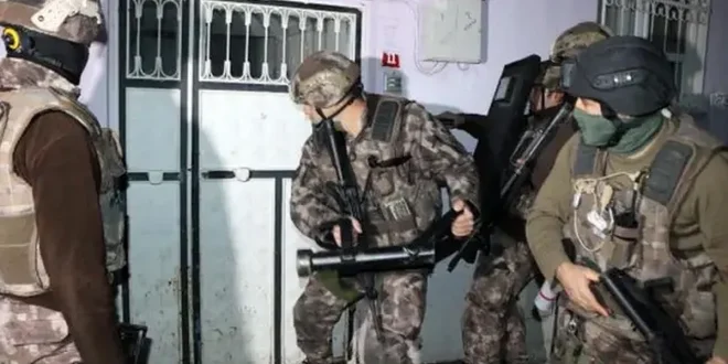 Şafak baskını: Kırmızı bültenli 2 IŞİD şüphelisi yakalandı — 1
