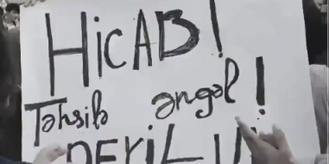 Aliyev yönetimi başörtüsüne savaş açtı: Öğrenciler “Hicap!” sloganlarıyla karşı çıktı!
