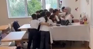 Bakü’de başörtü krizi çığırdan çıktı: Öğretmenler de alınmadı, öğrencilerin gözü yaşlı!