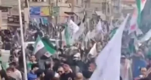 Haseke ve Rakka’da Şam talebi: Gösterilerde tansiyon yükseldi!
