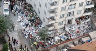 Facia göz göre göre mi geldi? Kendi kendine yıkılan binada can pazarı!
