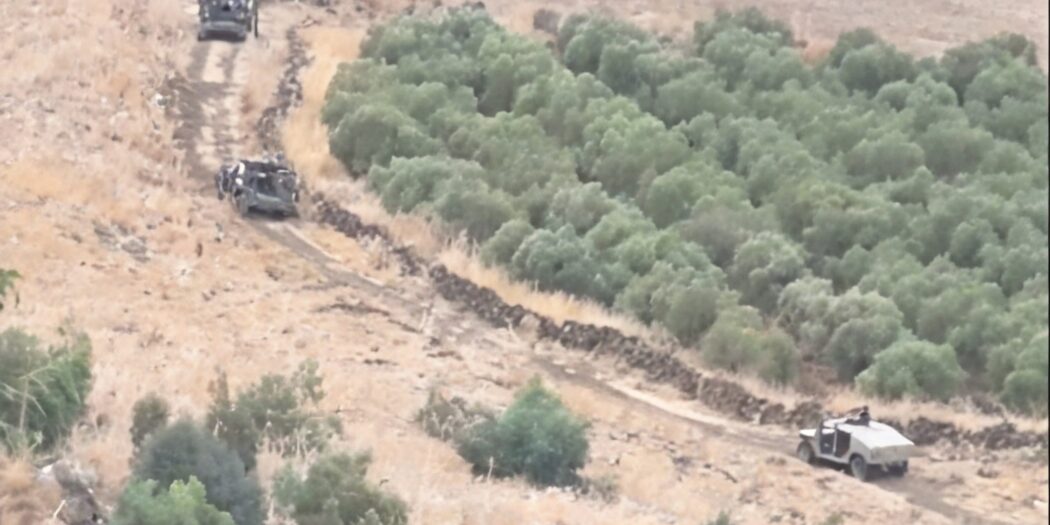 Siyonist haydutlar Dera’da aileyi odaya kilitleyip gençleri kaçırdı!