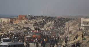 Gazze'de açlıkla mücadele eden binlerce Filistinli, yardım almak için Zakim bölgesine akın etti