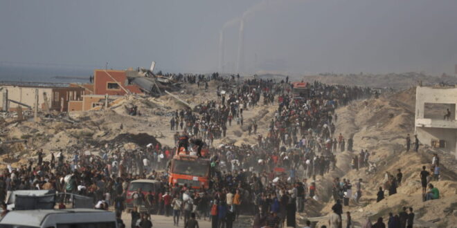 Gazze'de açlıkla mücadele eden binlerce Filistinli, yardım almak için Zakim bölgesine akın etti