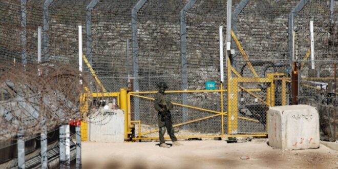 جندي إسرائيلي يقف على حدود المنطقة العازلة في الجولان (أ.ف.ب)